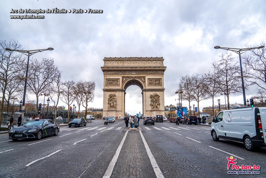 Arc de triomphe de l'Étoile and Avenue des Champs-Élysées